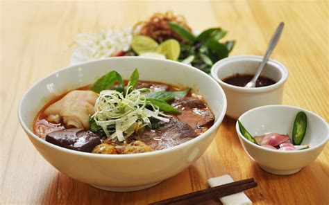  Bún Bò Huế: Hơi Thơm Ngây Ngất Của Nước Dừa Chàng Rộn Lên Mùi Sấu Đậm đà!