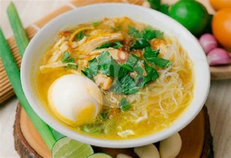  Soto Ayam Palu: Một Sự Kết Hợp Hoàn Mỹ Của Súp Dê Và Gói Thịt Gà Nướng