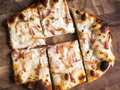  Tarte Flambée: Món Bánh Pizza Tán Đá Của Strasbourg - Thơm Ngon & Giòn Tan Nhì Chế