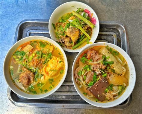  Bánh Canh Cá Lóc: Một Tình Yêu Nồng Nàn Giữa Nước Dừa Bóng Mờ Và Thịt Cá Xù Xị