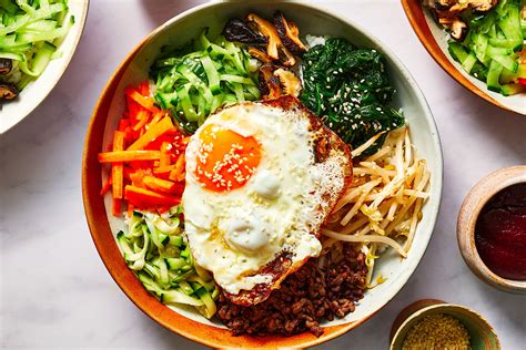  Bibimbap:  Ngon tuyệt vời với vị cay và ngọt xen lẫn hài hòa của những nguyên liệu tươi ngon!