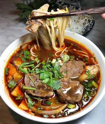  Bún Bò Huế: Món ăn nồng ấm, đậm đà kết hợp hài hòa giữa vị cay tê của ớt và ngọt thanh của nước hầm xương bò!