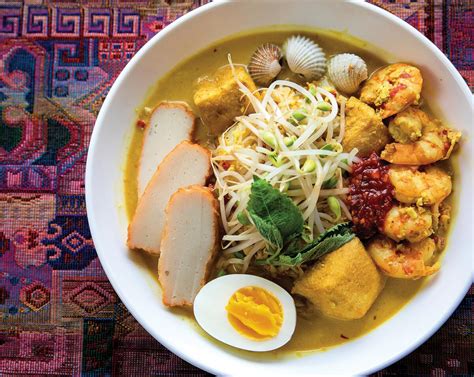  Laksa Johor: Một Sự Hoà Quện Của Hương Vị Cay Nồng Và Sợi Bún Mềm Mại!