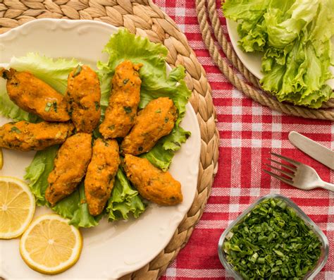  Mercimek Köftesi: Biting Into Creamy Red Lentil Balls Filled With Aromatic Herbs and Spices!