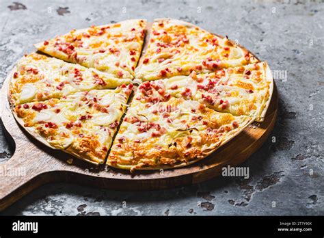  Tarte Flambée:  Crispy Crust Meets Tangy Cream Cheese Filling for an Alsace Adventure!